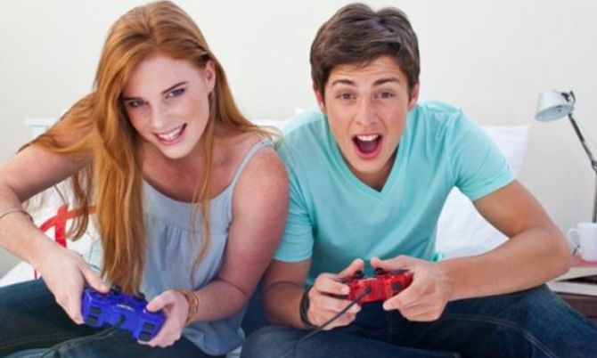 การเล่นเกมกับแฟน การสร้างความสนุกและความสัมพันธ์ที่แข็งแกร่ง